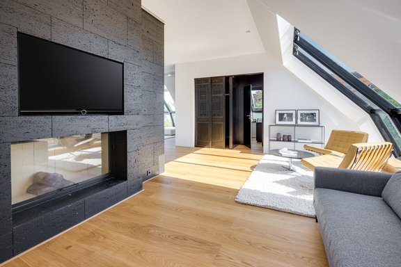 Kamin- und TV-Lounge