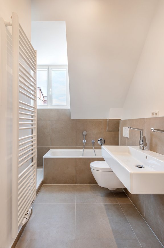 Soeben saniertes Badezimmer mit sandfarbenen Feinstein