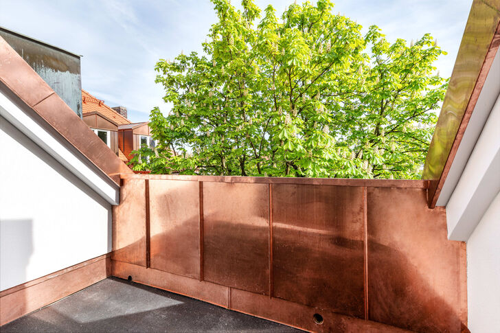 Loggiaähnliche Dachterrasse mit Südausrichtung