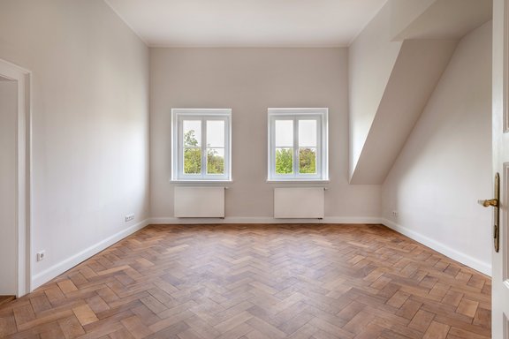 Wohnzimmer mit beeindruckender Deckenhöhe