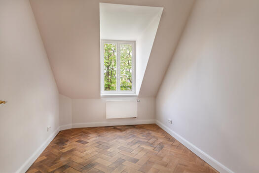 Individually usable study/guest room