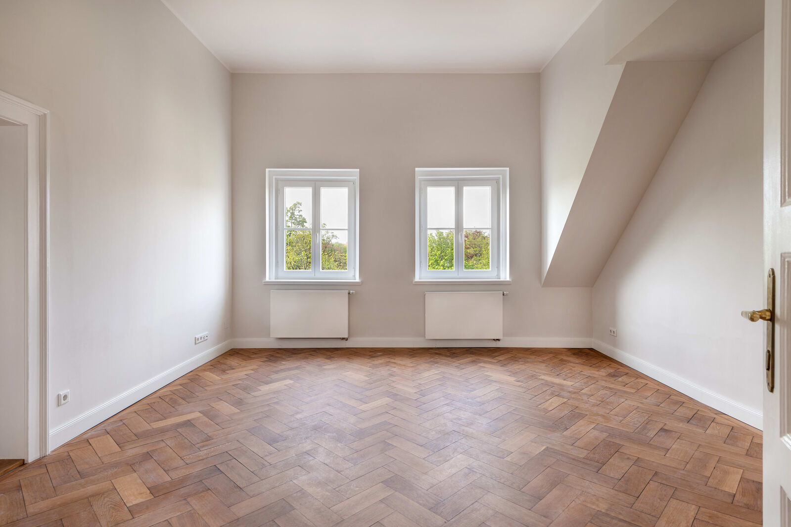 Wohnzimmer mit beeindruckender Deckenhöhe