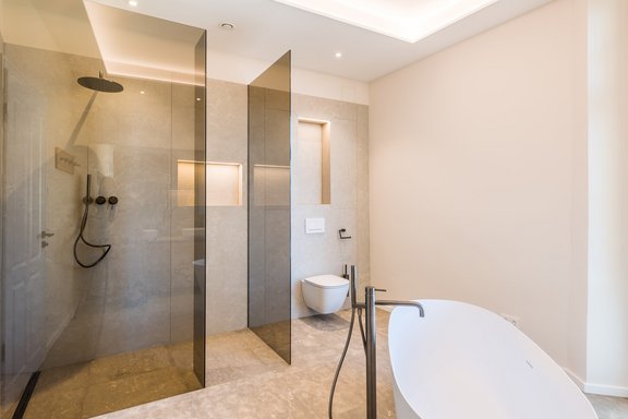 Masterbadezimmer mit edlen Einbauten