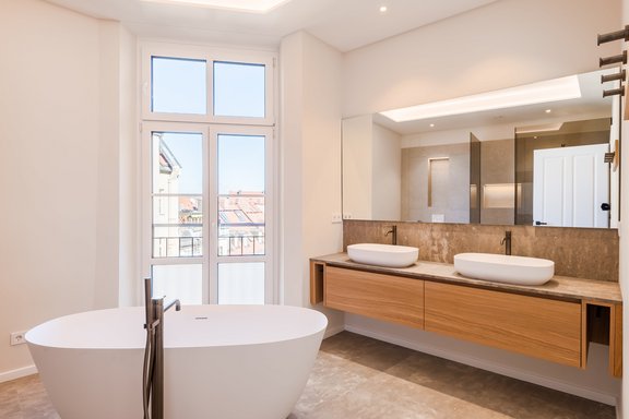 Masterbadezimmer mit edlen Einbauten