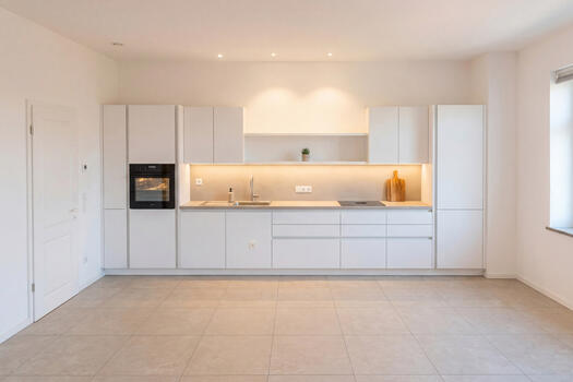 Modern built-in kitchen with brand-name appliances (virtually furnished)