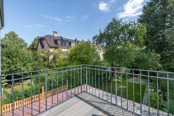 Sonnige Dachterrasse mit Traumblick