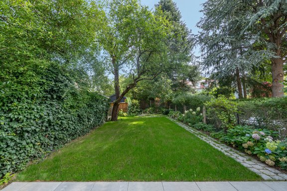 Neu gestalteter Süd-Ost-Garten