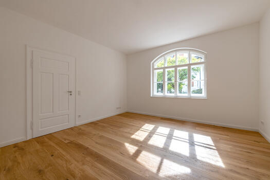 Living room with arched window