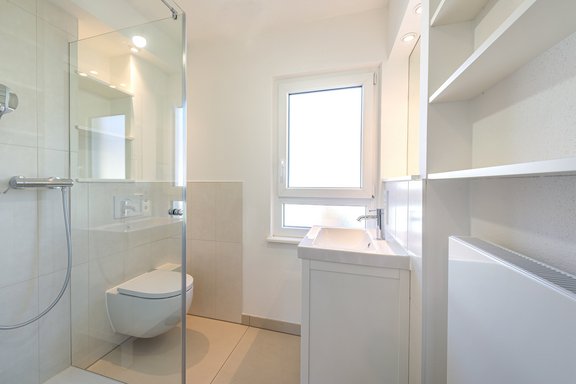 Lichterfülltes Duschbad