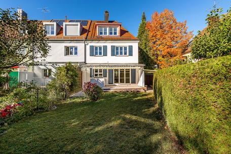 First-time occupancy after renovation: Stylish townhouse from 1937 in quiet prime location