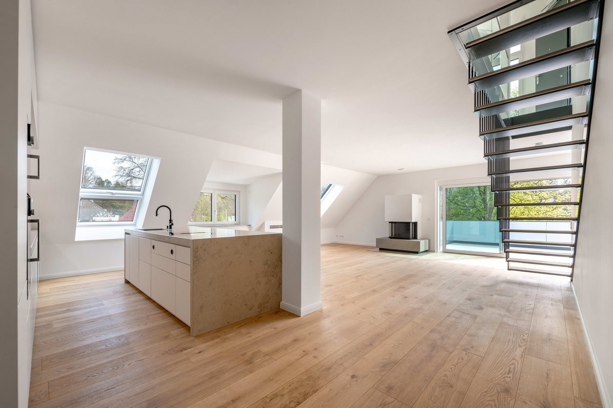 Light-filled living/dining area