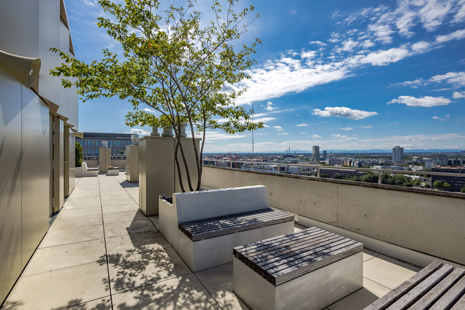 Roofgarden mit 360°-Panoramablick bis in die Alpen