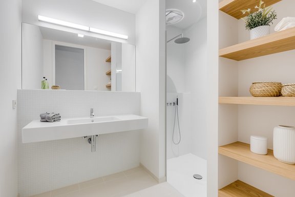 Spacious shower room