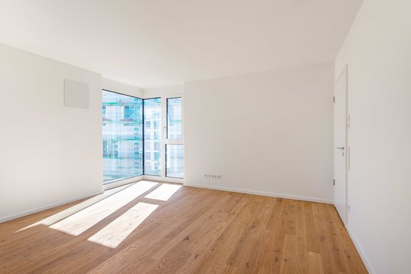 Geräumiges Masterschlafzimmer mit Blick auf die Kuvertfabrik