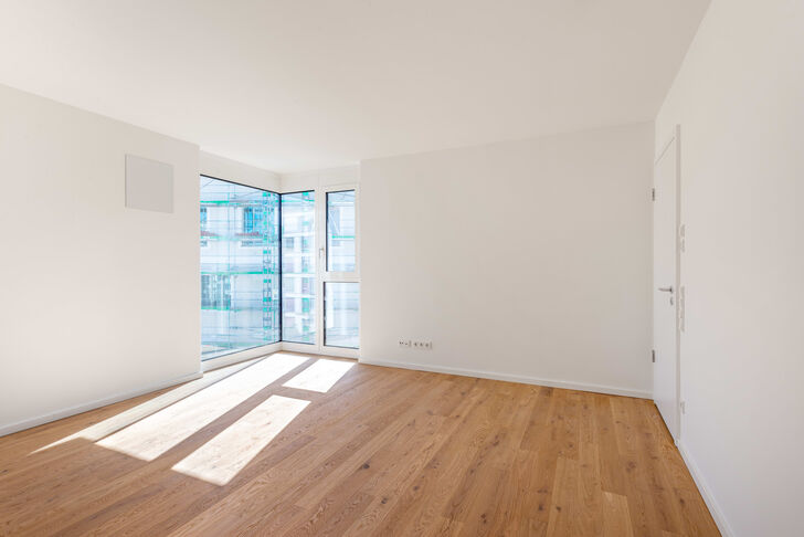 Geräumiges Masterschlafzimmer mit Blick auf die Kuvertfabrik