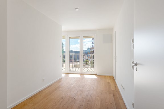 Arbeitsbereich mit Balkonzugang und Blick auf die Kuvertfabrik