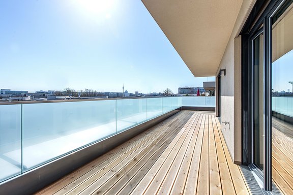 Two-sided circumferential roof terrace with larch wood