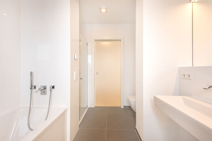 Tageslicht-Masterbad mit Wanne, Dusche und WC