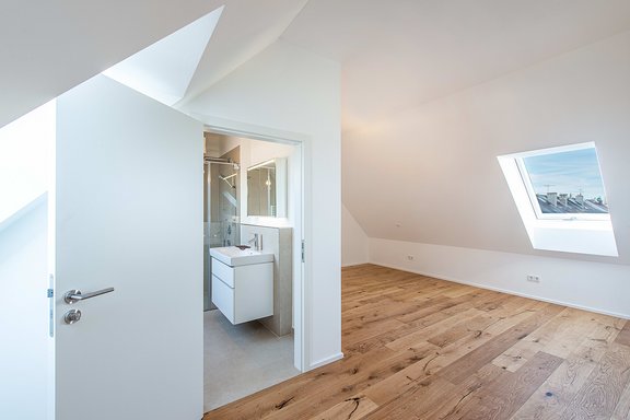 Schlafzimmer im Dachgeschoss mit Duschbad