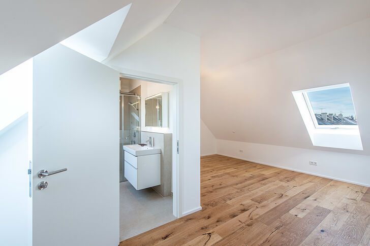 Schlafzimmer im Dachgeschoss mit Duschbad