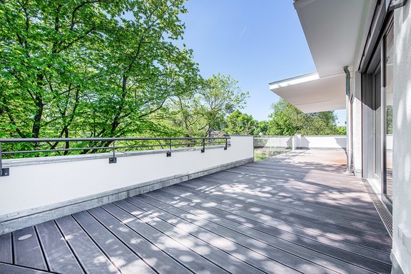 Circumferential roof terrace