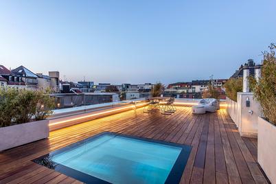 First-time occupancy: Spectacular penthouse maisonette with 4 rooms and rooftop terrace in prime urban location