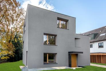 First-time occupancy: Stylish 3-bedroom apartment over two levels with classy furnishings and terrace in prime location