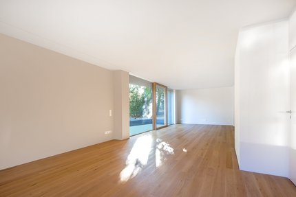 Wohnbereich mit bodentiefer Fensterfront