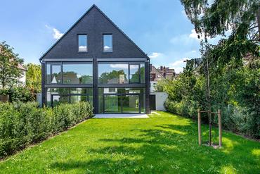 First occupancy: Stylish townhouse with garden