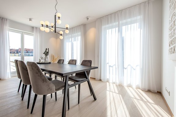 Lichterfüllter Essbereich