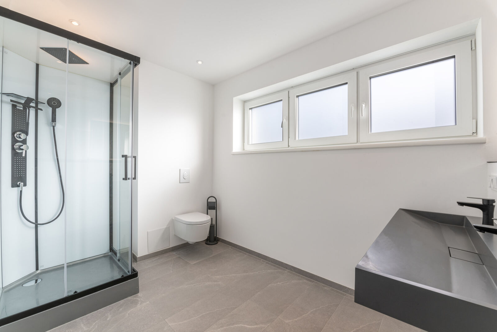 Modernes, helles Duschbad