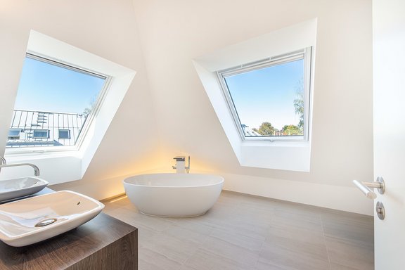 Luxuriöses Badezimmer im DG