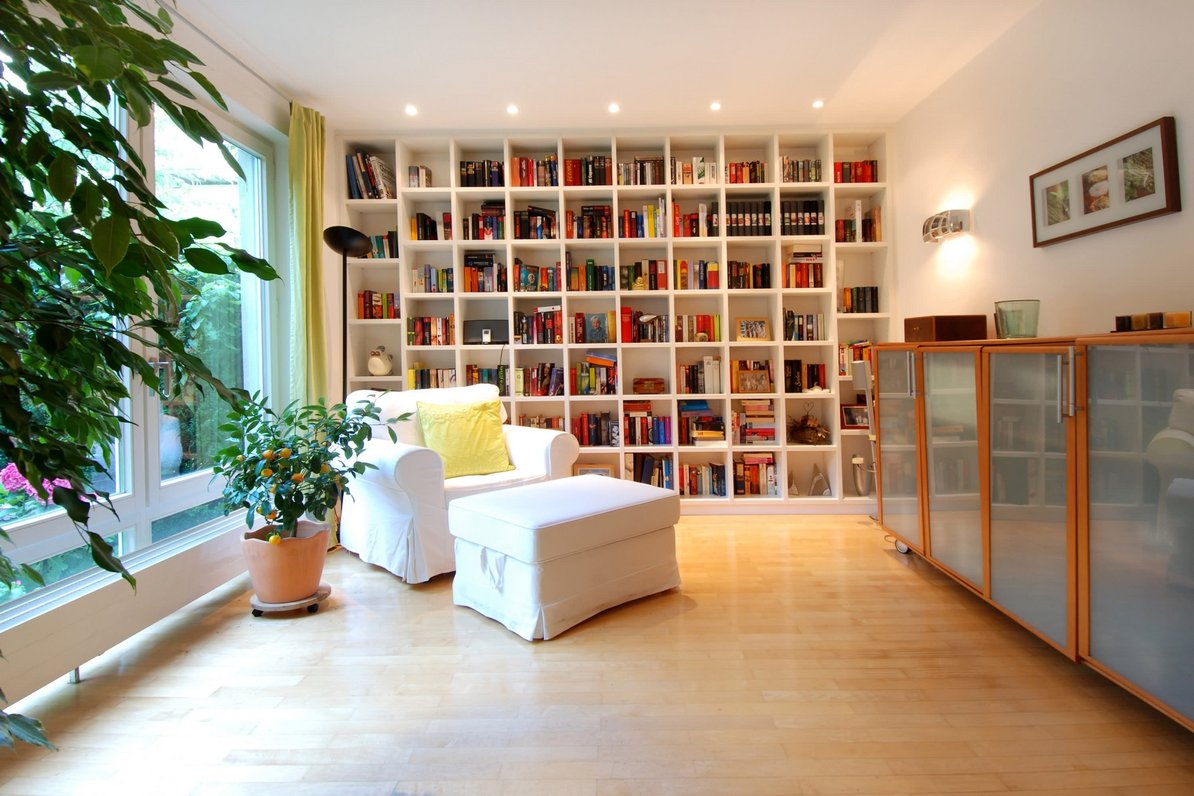 Bibliothek im Wohnzimmer