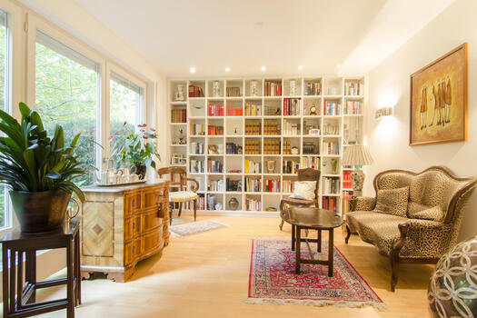 Wohnzimmer mit Bibliothek