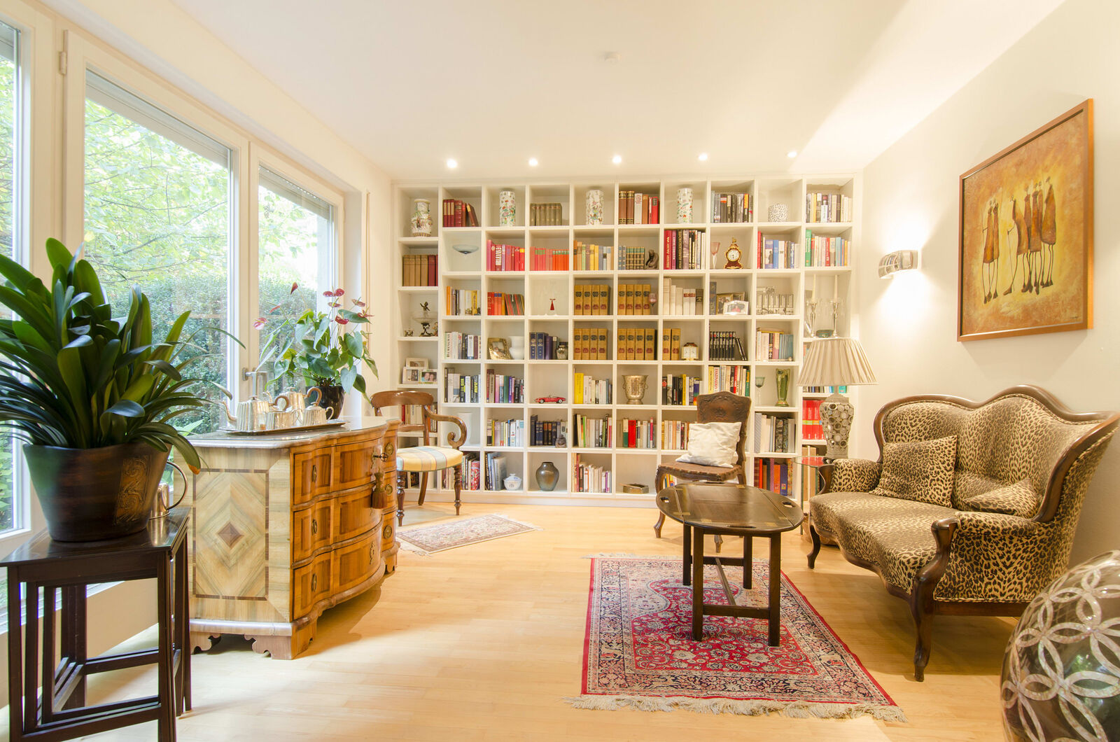 Wohnzimmer mit Bibliothek