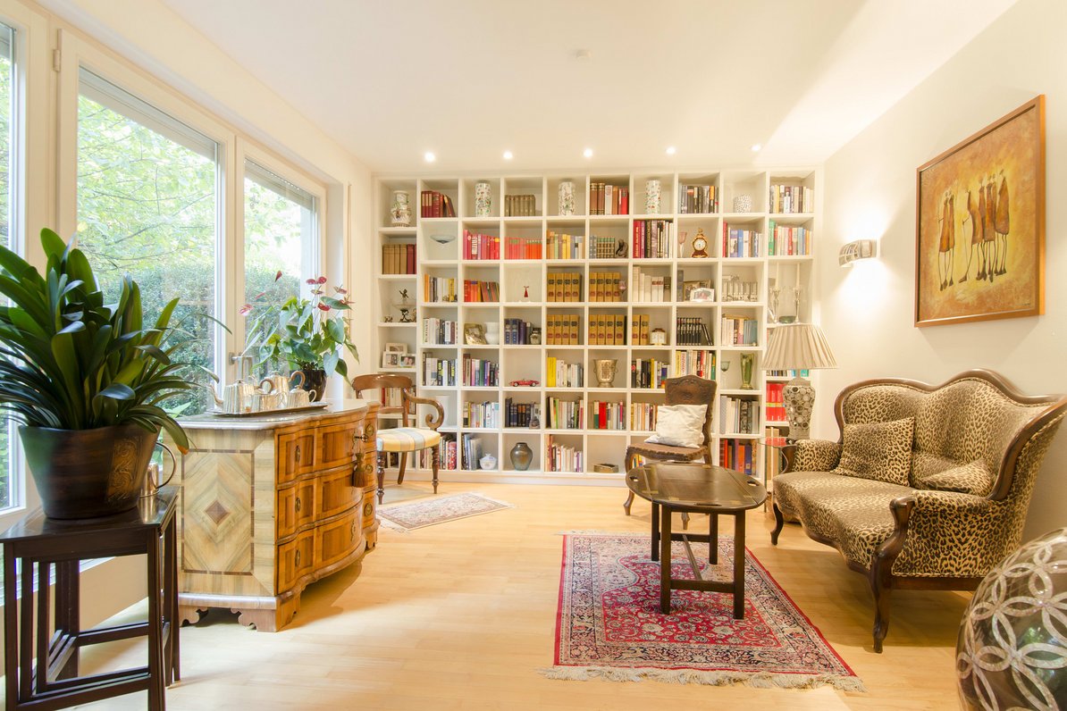 Wohnzimmer mit Bibliothek