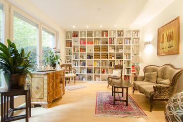 Exclusively equipped 4 ½-room garden apartment with optimally oriented east and west garden