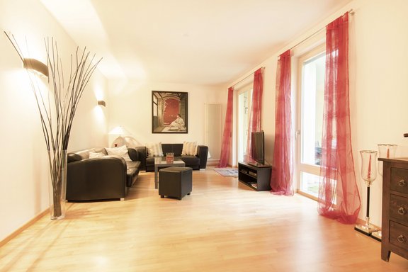 Wohnzimmer mit Zugang in den Garten