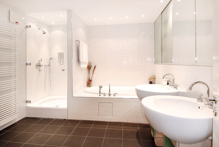 Masterbad ausgestattet mit Dusche und Wanne