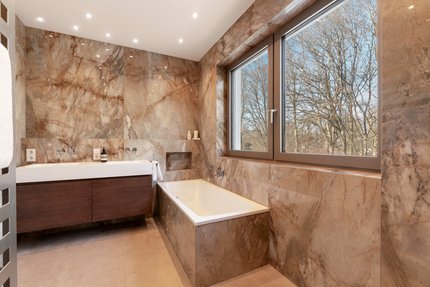 Edel gestaltetes Bad im OG