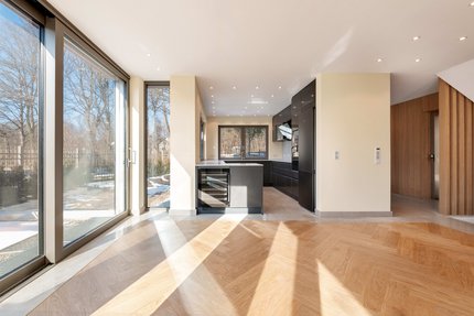 Lichterfüllter Essbereich und stylische Küche