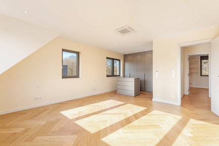 Maßgeschreinerte Masterankleide (DG)