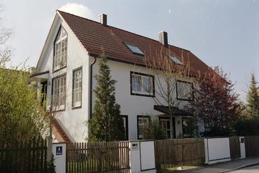 Exklusiv ausgestattetes Einfamilienhaus mit Einliegerwohnung und attraktivem Wellness-/Pool-Bereich