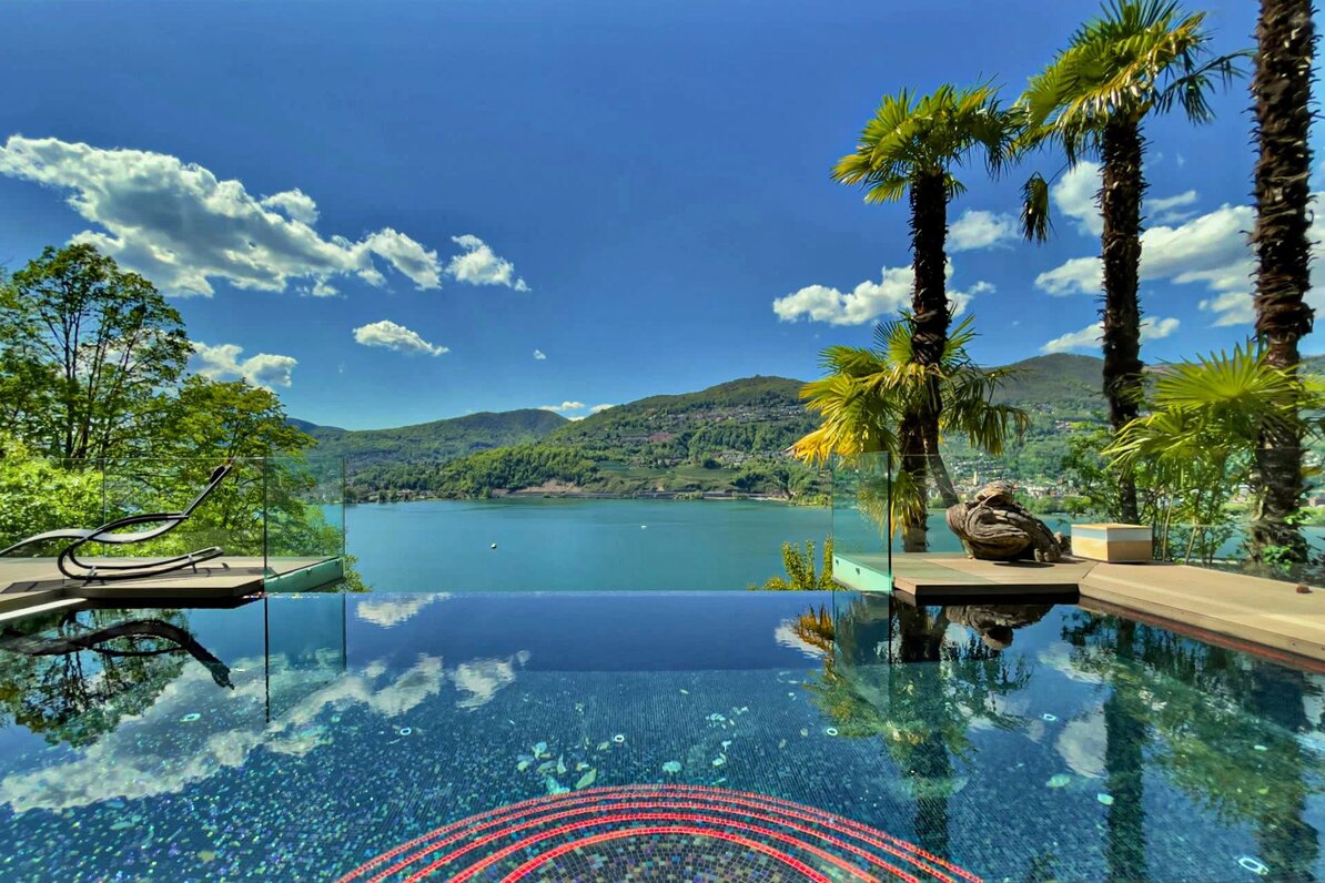 Infinity-Pool mit beeindruckendem Seepanorama