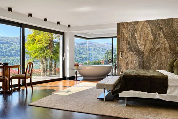 Luxuriöse Master-Suite mit Badewanne
