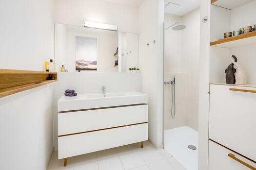 Bathroom with carpentry fixtures