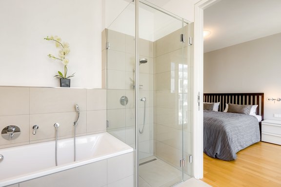 Großzügiges Masterbad en-suite