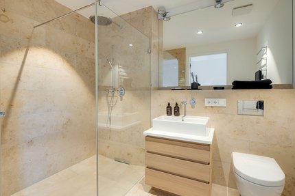 Elegantes Naturstein-Bad