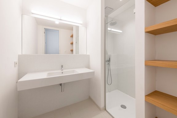 Geräumiges Duschbad