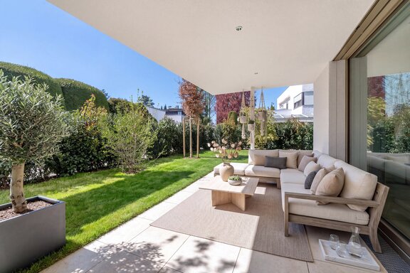 Sonnige Terrasse (visualisiert)